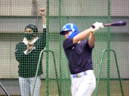 　江越（右）の打撃練習を見つめる新庄監督（撮影・棚橋慶太）