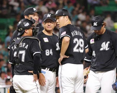 　１回、マウンドの西野（右から２人目）のもとに集まるロッテナイン