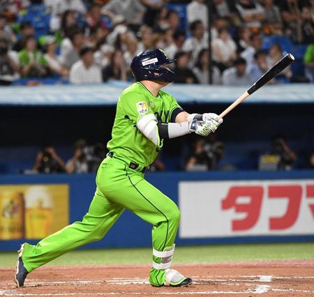 　６回、村上は中越えにソロを放つ（撮影・佐々木彰尚）