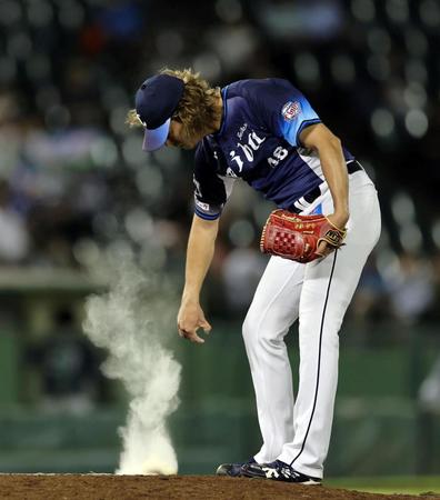 　８回、降板を告げられロジンバッグをマウンドにたたきつける今井（撮影・山口登）