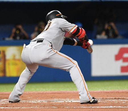 　６回、中山は犠打を失敗する（撮影・佐々木彰尚）