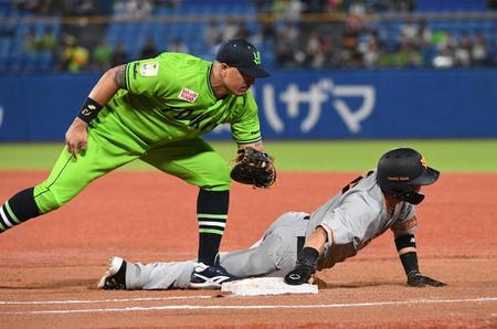 　４回、吉川はけん制でタッチアウトとなる（撮影・佐々木彰尚）