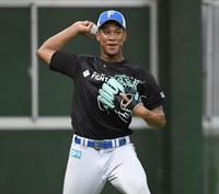 　ノックを受ける万波（撮影・棚橋慶太）