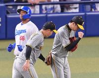 　４回、ビシエド（左）を投ゴロに打ち取って拳を握る才木（撮影・立川洋一郎）