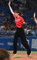 　始球式を務めたバレーボール女子元日本代表の木村沙織さん（撮影・佐々木彰尚）