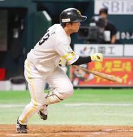 　５回、井上がプロ初安打となる中前打を放つ