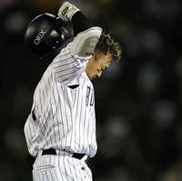 　６回、併殺に倒れ悔しそうな表情を見せる森（撮影・山口登）