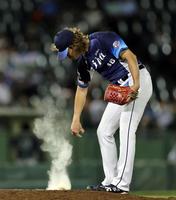 　８回、降板を告げられロジンバッグをマウンドにたたきつける今井（撮影・山口登）