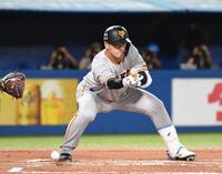 　６回、代打・岸田は犠打を失敗する（撮影・佐々木彰尚）