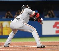 　６回、中山は犠打を失敗する（撮影・佐々木彰尚）