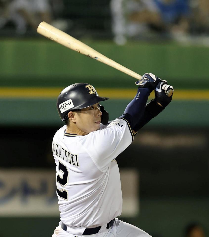 　５回、右飛に倒れる若月（撮影・山口登）