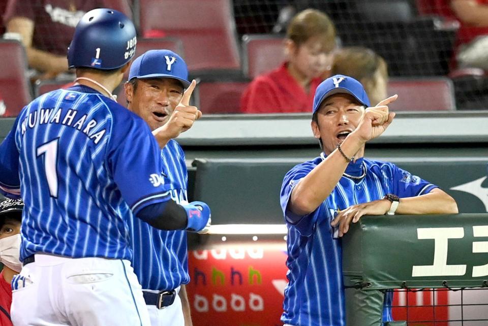 　８回、同点３ランを放った桑原を迎える三浦監督（撮影・田中太一）