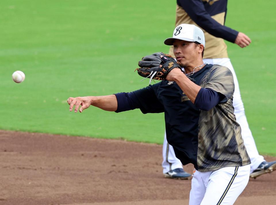 　ノックを受ける安達（撮影・山口登）