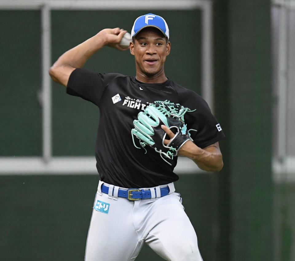 　ノックを受ける万波（撮影・棚橋慶太）