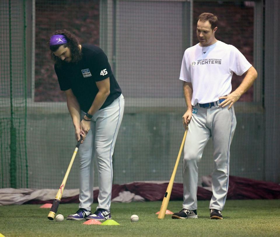 　マーベル（右）とバットを使いゴルフに興じるポンセ（撮影・棚橋慶太）