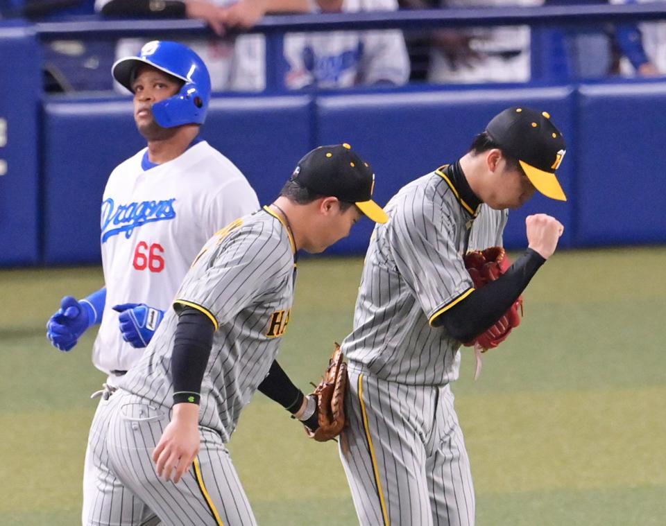 　４回、ビシエド（左）を投ゴロに打ち取って拳を握る才木（撮影・立川洋一郎）