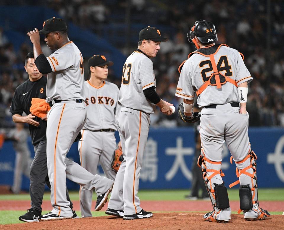 　６回、バルドナード（左）に交代を告げた原監督（撮影・佐々木彰尚）