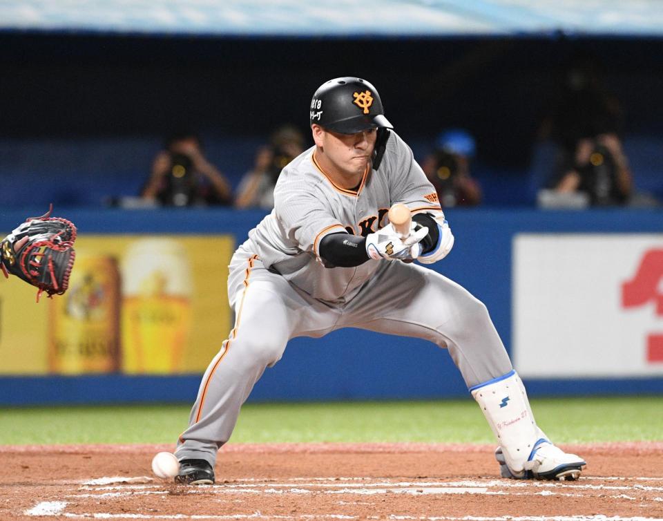 　６回、代打・岸田は犠打を失敗する（撮影・佐々木彰尚）