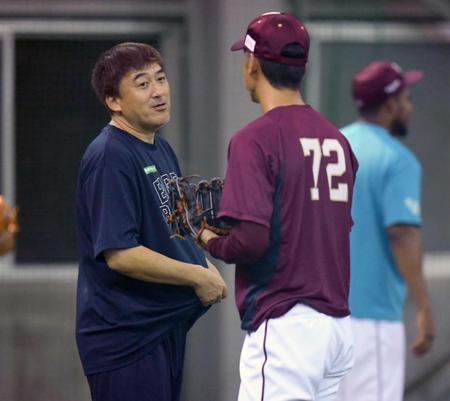 　宮森（右）に話しかける石井監督