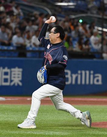 　始球式を務めたさだまさし（撮影・佐々木彰尚）