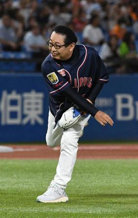 　始球式を務めたさだまさし（撮影・佐々木彰尚）