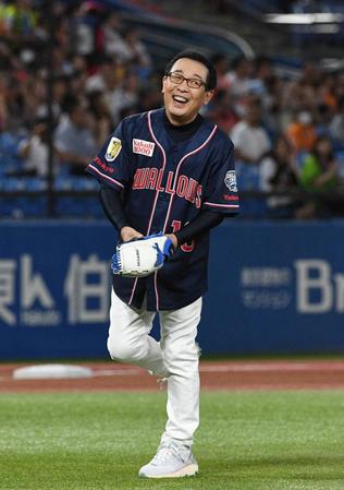 　始球式を務めたさだまさし（撮影・佐々木彰尚）