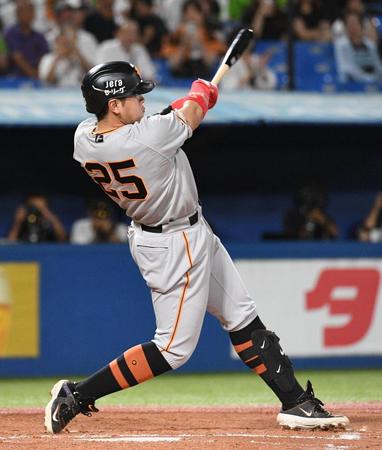 　４回、岡本和は左越えに２ランを放つ（撮影・佐々木彰尚）