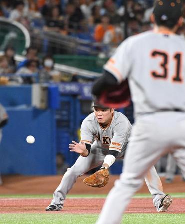 　５回、松本の三ゴロで併殺をとった坂本（撮影・佐々木彰尚）