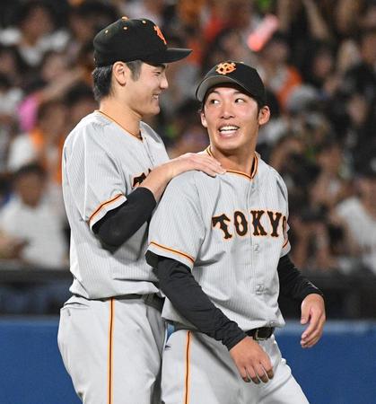 　菊地（左）から肩をもまれる３勝目を挙げた赤星（撮影・佐々木彰尚）