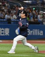 　始球式を務めたさだまさし（撮影・佐々木彰尚）