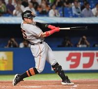 　４回、岡本和真左越えに２ランを放つ（撮影・佐々木彰尚）