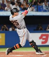 　４回、岡本和は左越えに２ランを放つ（撮影・佐々木彰尚）