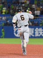 　９回、２ランを放ちこぶしを握る坂本（撮影・佐々木彰尚）