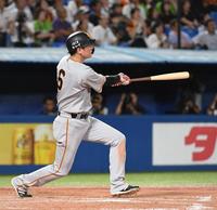 　９回、左中間に２ランを放った坂本（撮影・佐々木彰尚）