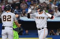 　９回、左中間に２ランを放ち生還する坂本（撮影・佐々木彰尚）