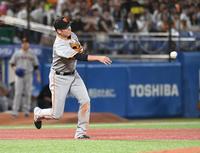 　５回、松本の三ゴロで併殺をとった坂本（撮影・佐々木彰尚）