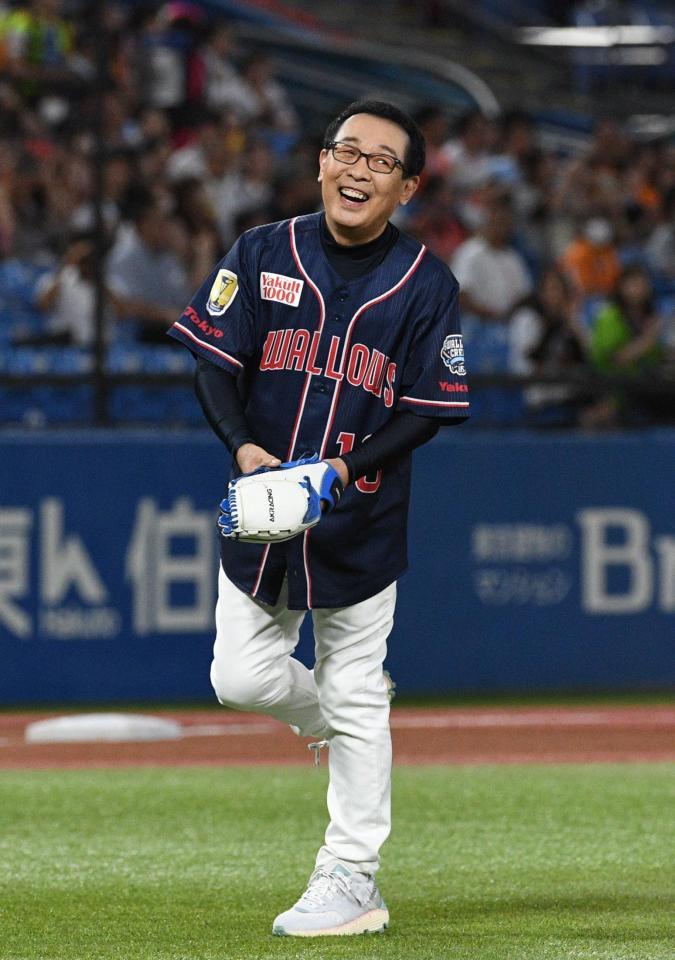 　始球式を務めたさだまさし（撮影・佐々木彰尚）
