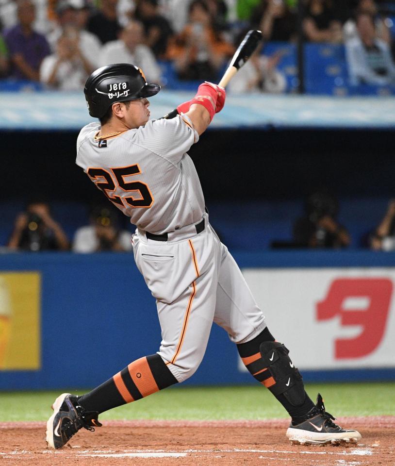 　４回、岡本和は左越えに２ランを放つ（撮影・佐々木彰尚）