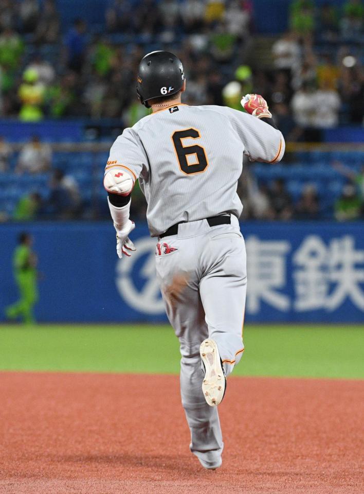 　９回、２ランを放ちこぶしを握る坂本（撮影・佐々木彰尚）