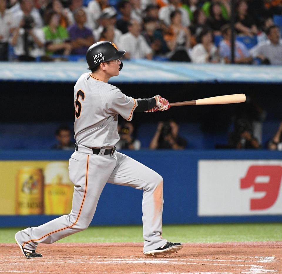 　９回、左中間に２ランを放った坂本（撮影・佐々木彰尚）