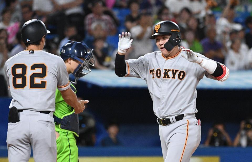 　９回、左中間に２ランを放ち生還する坂本（撮影・佐々木彰尚）