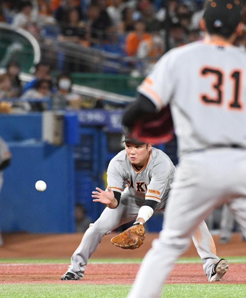 　５回、松本の三ゴロで併殺をとった坂本（撮影・佐々木彰尚）