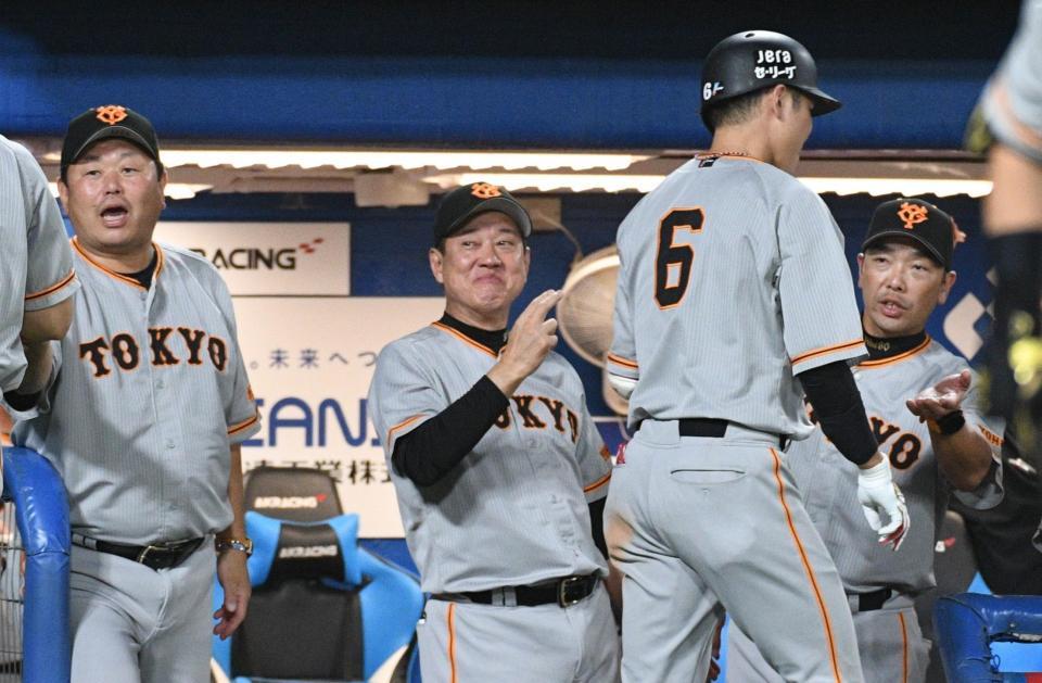 　９回、２ランを放った坂本を出迎える原監督（撮影・佐々木彰尚）