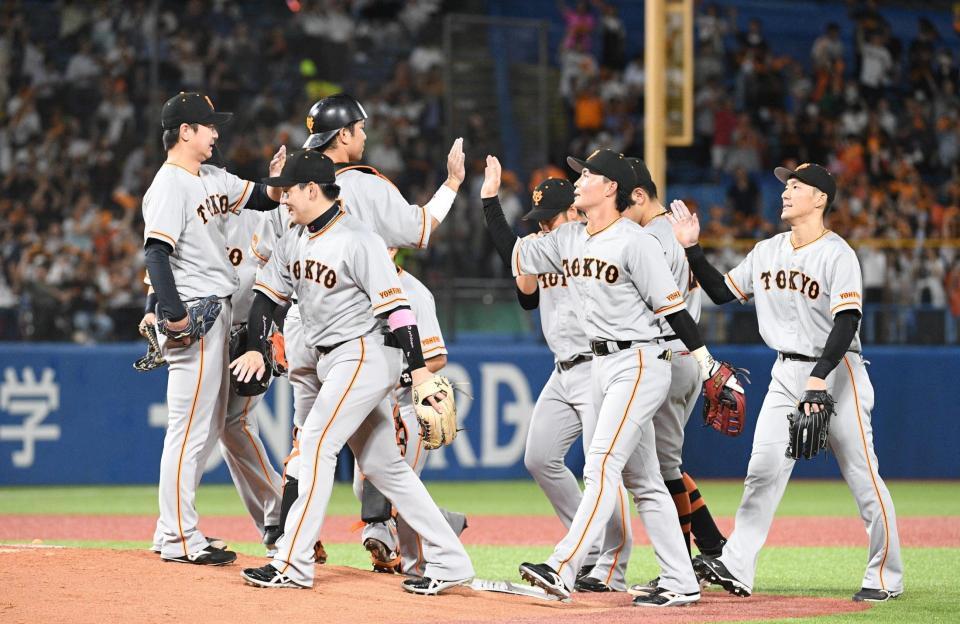 　勝利に喜ぶ巨人ナイン（撮影・佐々木彰尚）