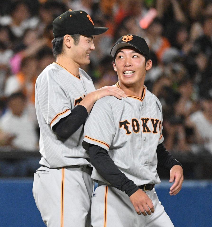 　菊地（左）から肩をもまれる３勝目を挙げた赤星（撮影・佐々木彰尚）