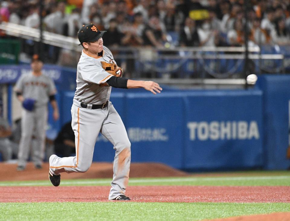 　５回、松本の三ゴロで併殺をとった坂本（撮影・佐々木彰尚）