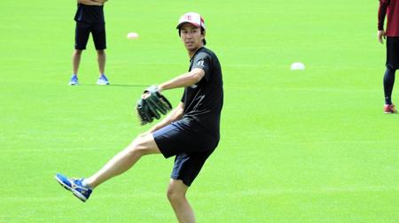 　キャッチボールをする岸