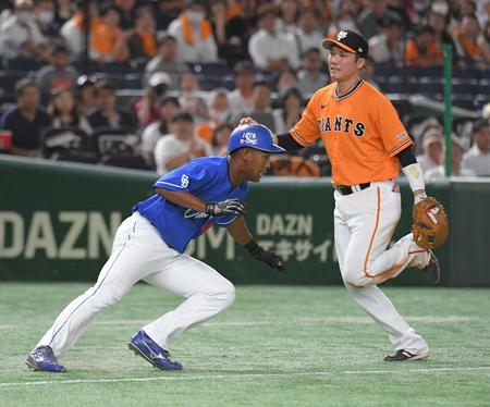 　４回、三走・ブライトはカリステの三塁ゴロで飛び出し、三本間で挟殺される（撮影・佐藤厚）