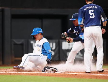 　４回、走塁死する三走・清宮（撮影・中島達哉）