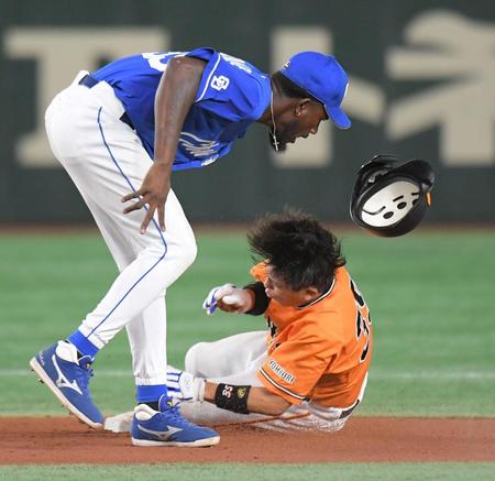 　８回、一走・門脇が二塁を試み、カリステと交錯する（撮影・佐藤厚）